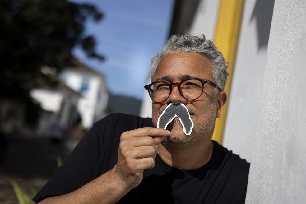 Max Santos, coordenador de eventos na Companhia das Letras, em Paraty — Foto: Márcia Foletto