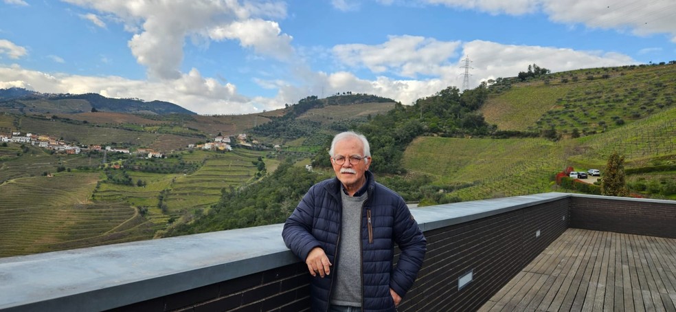 Domingos Alves de Sousa no topo da vinícola: a beleza da paisagem do Douro — Foto: Cláudia Meneses / Agência O Globo