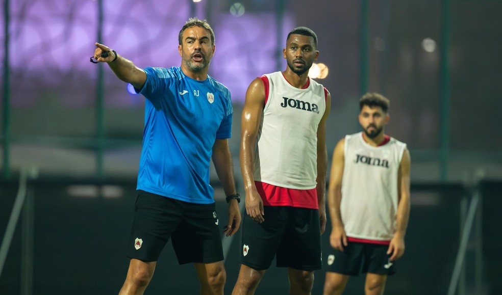 Artur Jorge em treino do Al-Rayyan, em Doha — Foto: Al-Rayyan/Divulgação