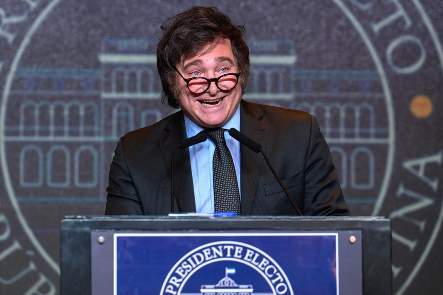 Presidente eleitorda Argentina, Javier Milei, faz discurso a apoiadores depois da vitória na eleição de domingo