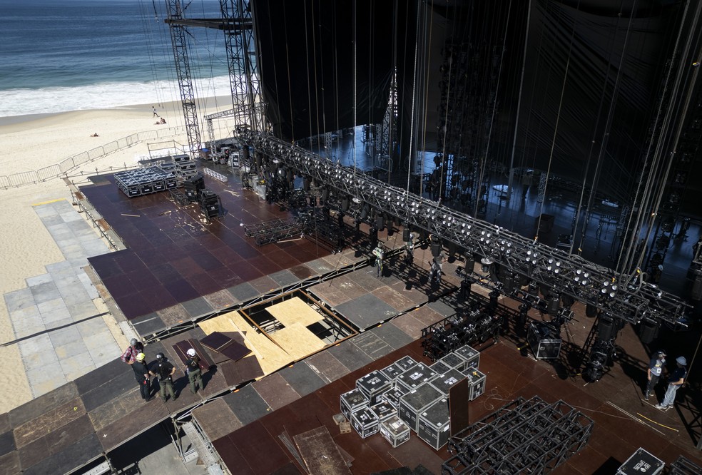 Palco para o show de Shakira já começou a ser montado na Praia de Copacabana — Foto: Márcia Foletto