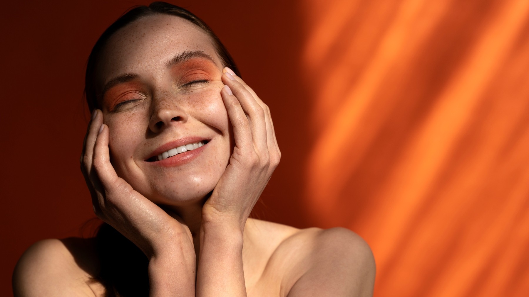 A volta do glow: por que a maquiagem agora quer uma pele que parece real - Foto