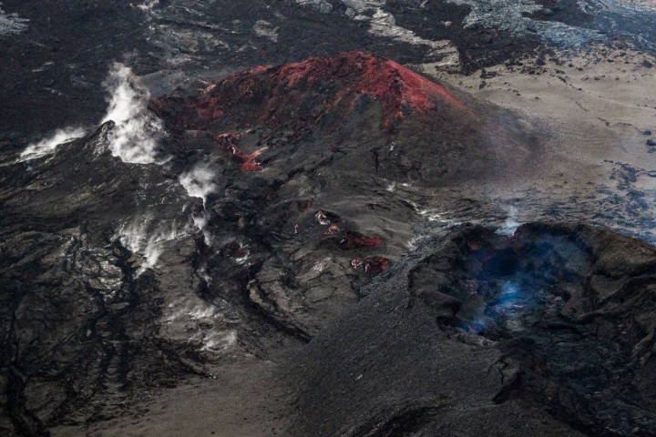 Vulcão Mauna Loa volta a adormecer após duas semanas em erupção, no Havaí — Foto: Robyn BECK / AFP