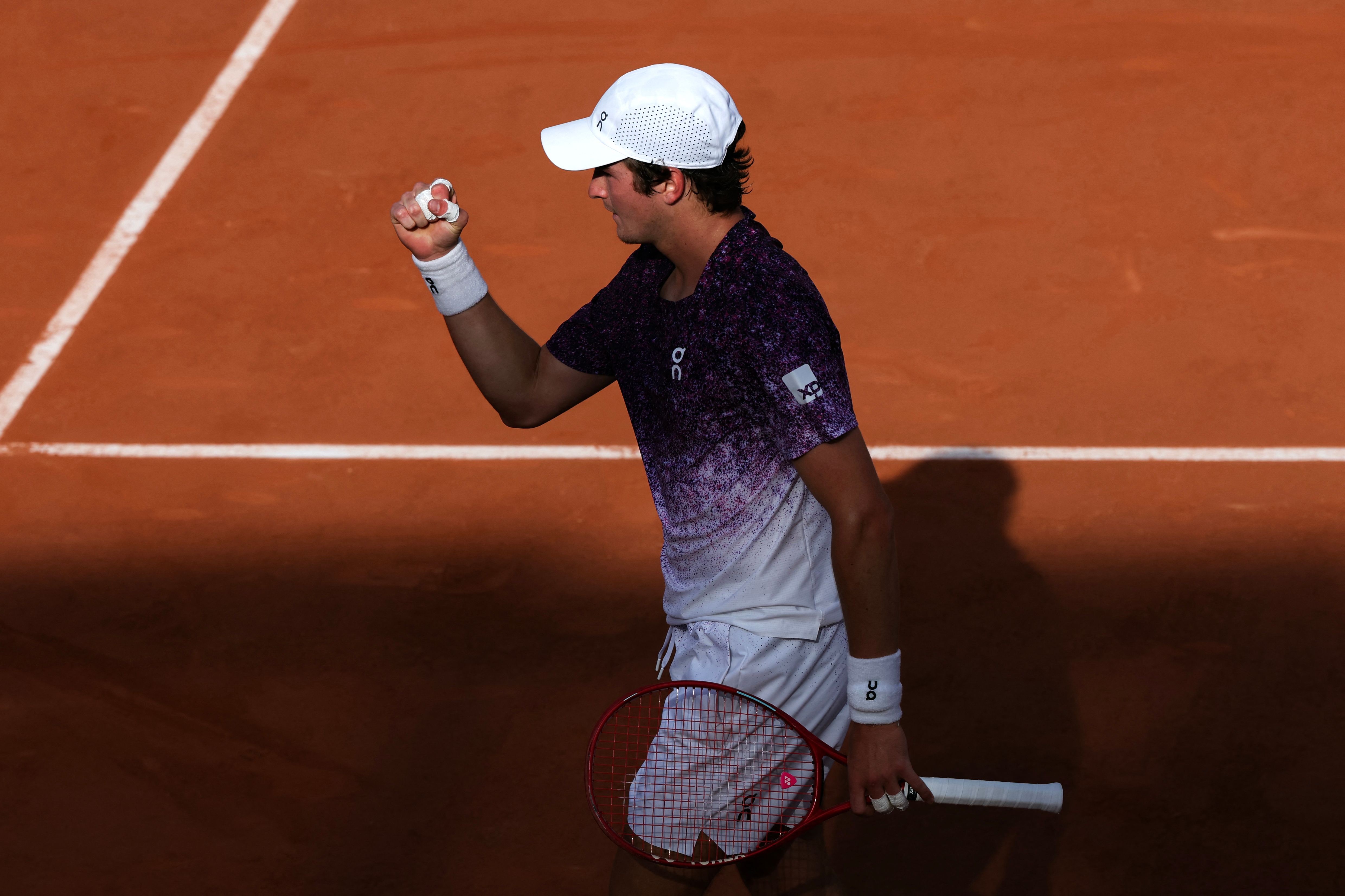 Após primeiro set decidido no tie-break, João Fonseca controla o jogo e estreia com vitória em Roland Garros
