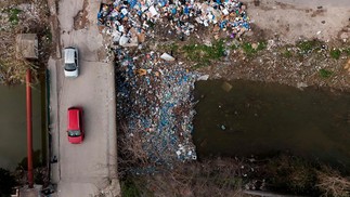 Embora as águas das enchentes estejam baixando em algumas partes do país, a força das torrentes danificou barragens e algumas áreas permanecem submersas — Foto: Adnan Beci/AFP