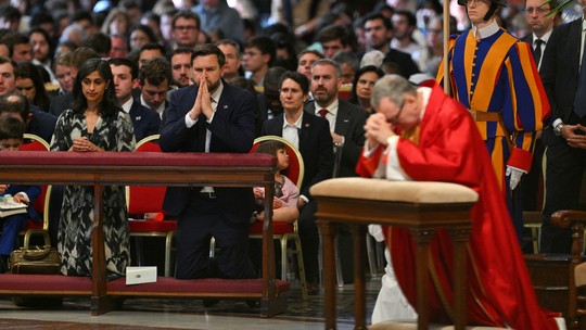 Convertido ao catolicismo, vice-presidente dos EUA celebra a Páscoa no Vaticano, mas presença do Papa ainda é incerta Convertido ao catolicismo, vice-presidente dos EUA celebra a Páscoa no Vaticano, mas presença do Papa ainda é incerta
