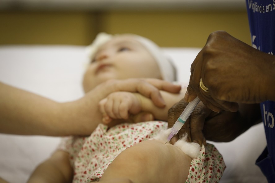 Bebê recebe vacina contra sarampo.