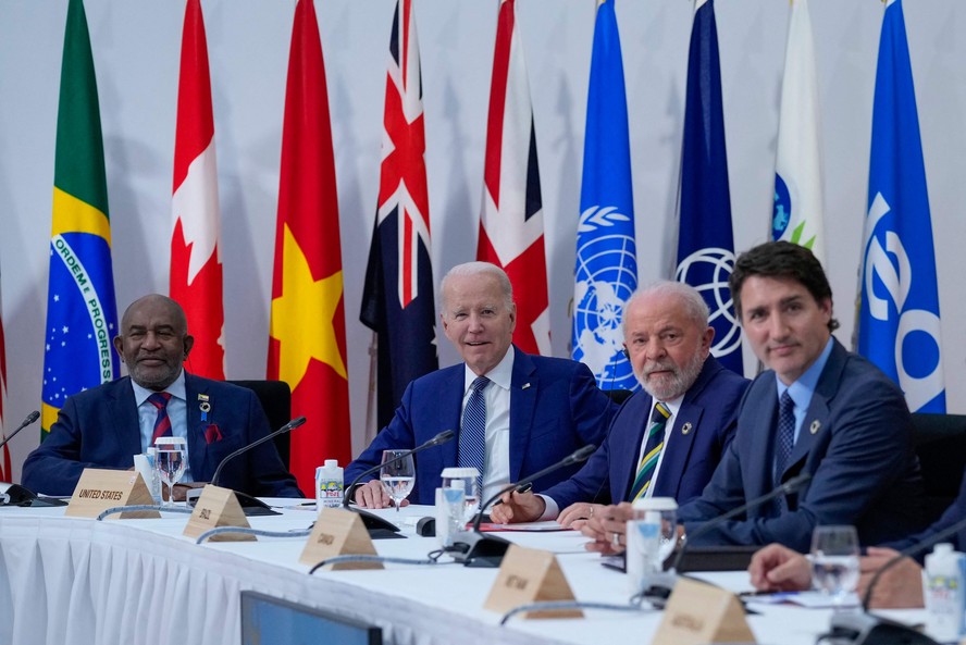 Lula entre os presidentes Azali Assoumani, das Ilhas Comores; e Joe Biden, dos EUA; e Justin Trudeau, primeiro-ministro do Canadá
