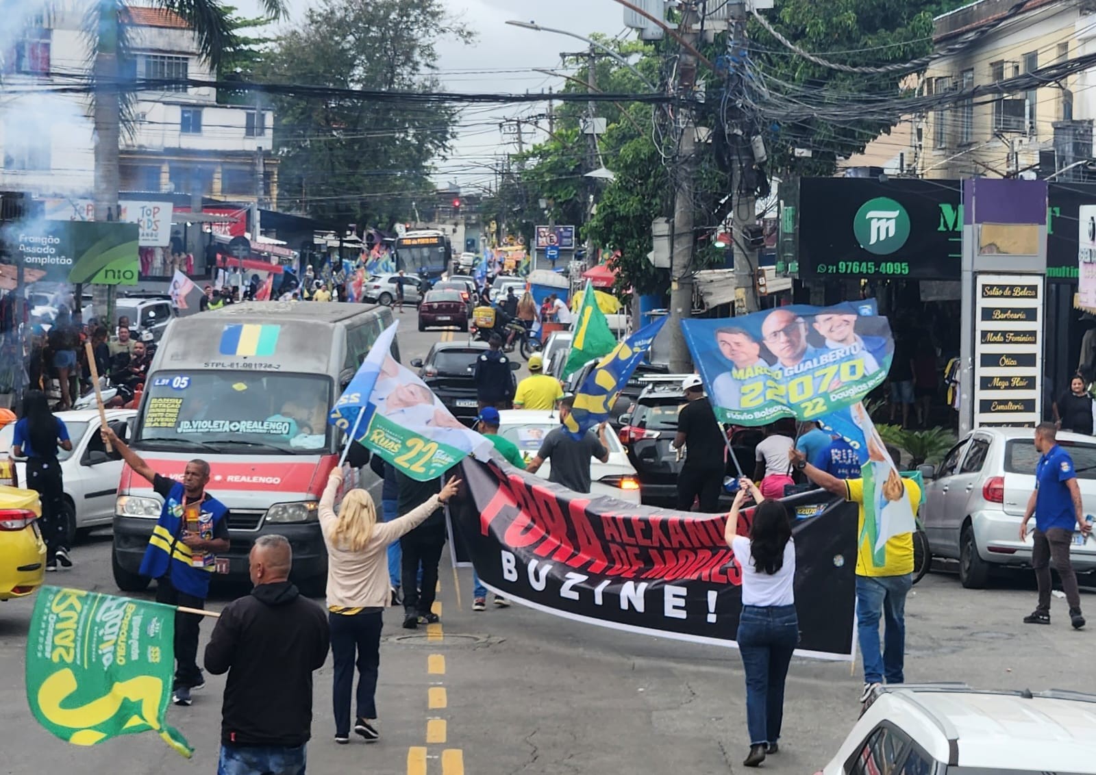 Carreata de Douglas Ruas na Zona Oeste tem faixa pedindo 'fora Moraes'