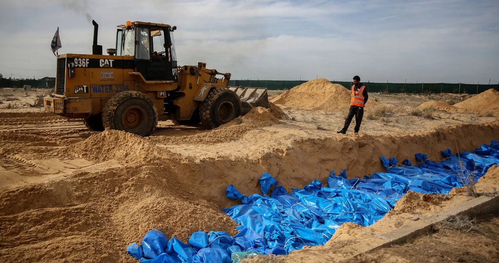 Uma vala comum contendo 111 corpos foi trazida do norte de Gaza em novembro para um cemitério em Khan Younis — Foto: Yousef Masoud / The New York Times