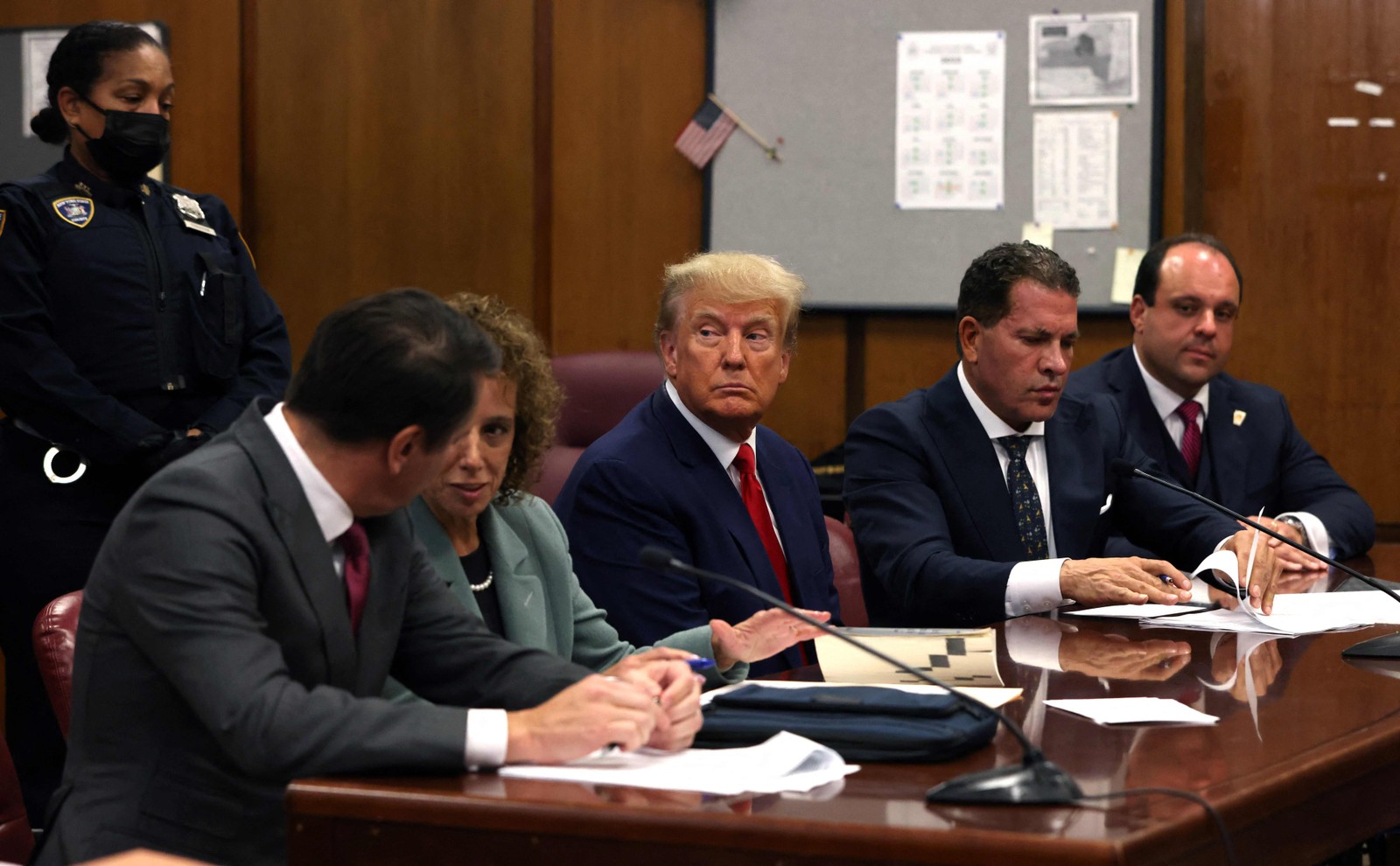 Trump tomou conhecimento das 34 acusações criminais referentes ao caso do suposto pagamento de suborno à atriz Stormy Daniels — Foto: Andrew KELLY / POOL / AFP