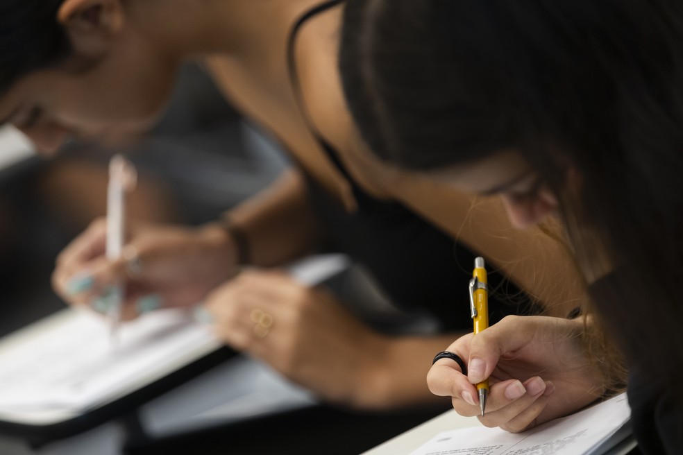 Quem trabalha pode reservar duas horas para colocar o foco nos estudos durante a noite — Foto: Leo Martins