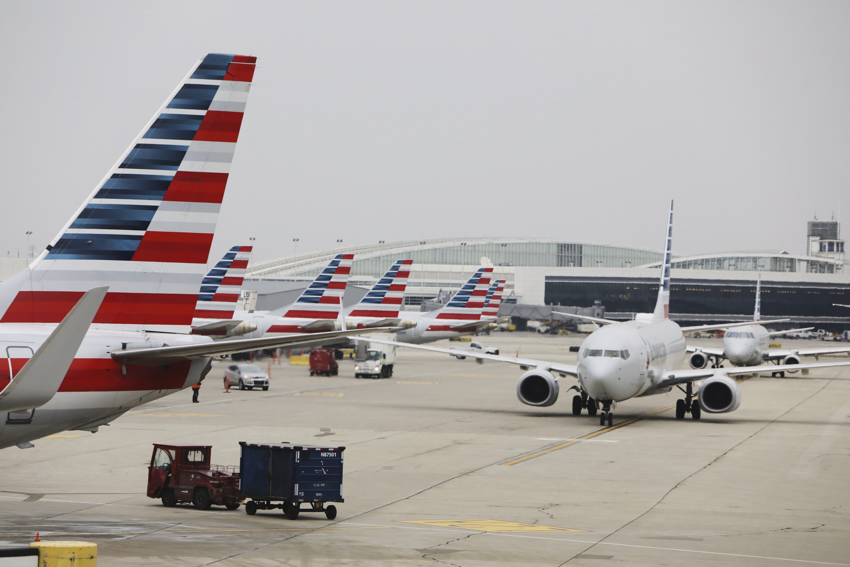 Passageiro é contido com fita adesiva após tentar abrir porta de avião em pleno voo nos Estados Unidos