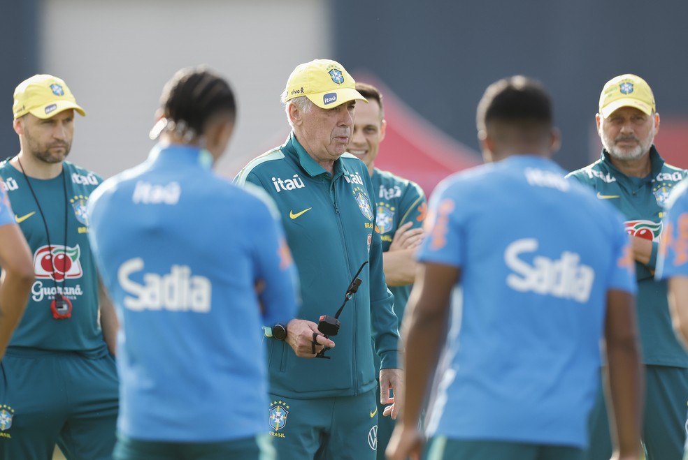 T&eacute;cnico Carlo Ancelotti comanda treino da sele&ccedil;&atilde;o brasileira na Austr&aacute;lia &mdash; Foto: Rafael Ribeiro/CBF