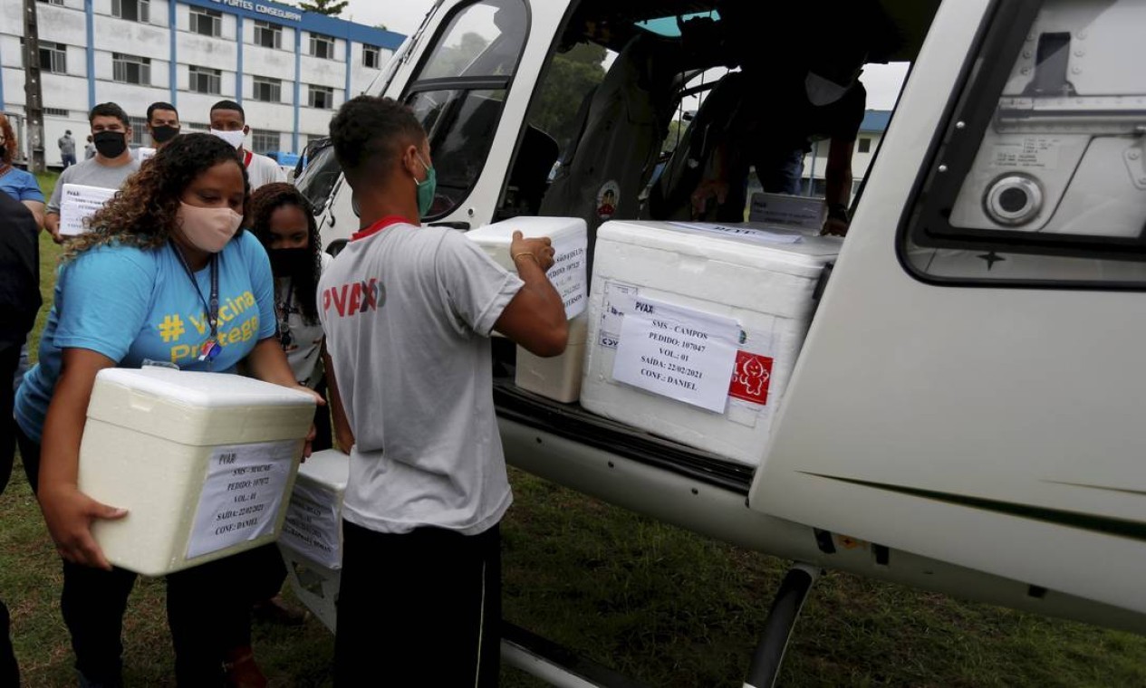 Helicópteros são carregados com doses da vacina CoronaVac, no 12º BPM, em Niterói. PM e Bombeiros passaram fazer a logística da vacina para o interior — Foto: Fabiano Rocha / Agência O Globo