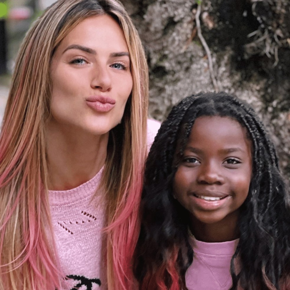 Giovanna Ewbank com o cabelo colorido rosa igual a filha Titi — Foto: Reprodução Instagram