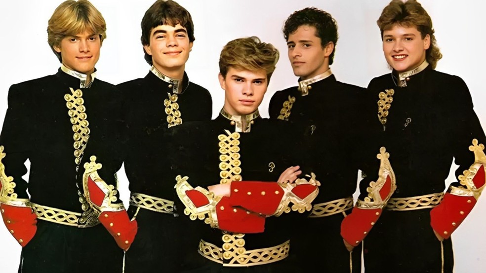 Os primeiros paquitos de Xuxa, em 1989: da esquerda para a direita, Claudio Heinrich, Marcello Faustino, Alexandre Canhoni, Robson Barros e Egon Júnior — Foto: Divulgação/TV Globo/Acervo