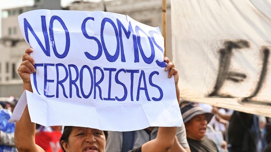 Milhares de manifestantes em Lima e no resto do Peru exigem renúncia de presidente