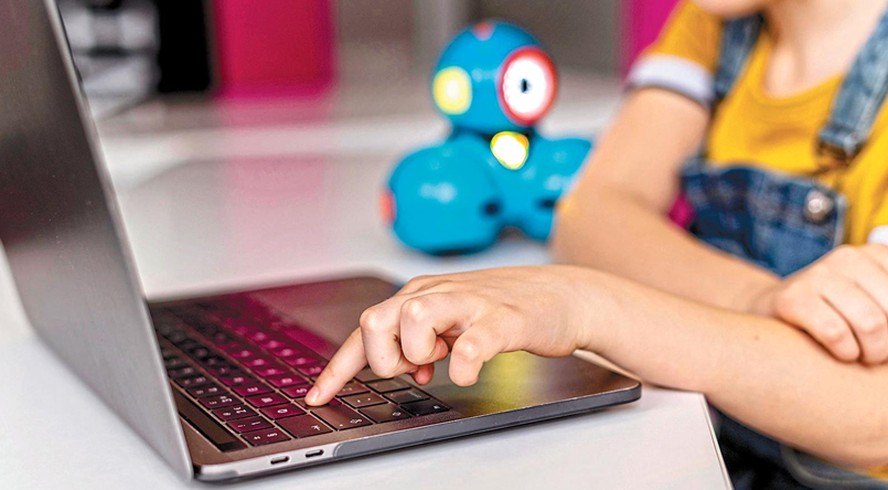 Crimes digitais contra crian&ccedil;as e adolescentes migram da madrugada para a tarde durante as f&eacute;rias escolares