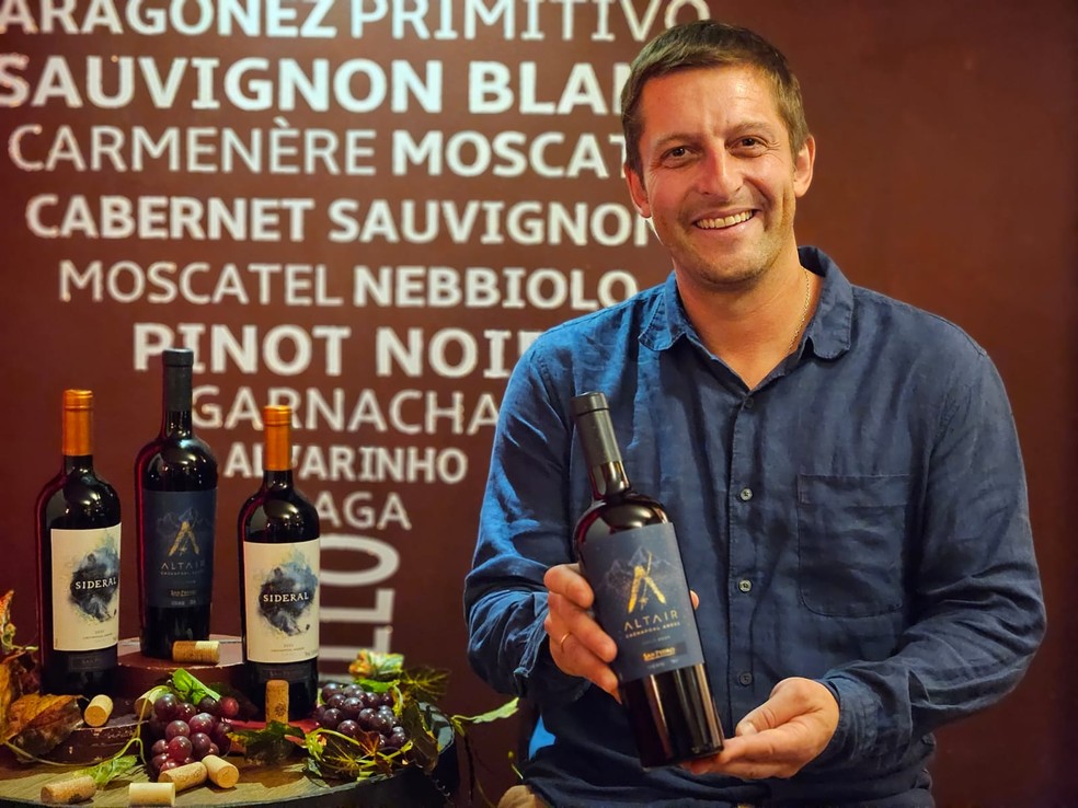 O enólogo Gabriel Mustakis com os vinhos Sideral e Altair — Foto: Cláudia Meneses / Agência O Globo