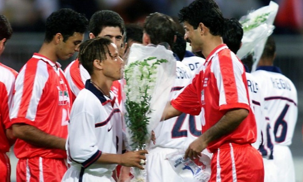 Jogador americano com flores entregues por iraniano em 1998 — Foto: Arquivo/AFP