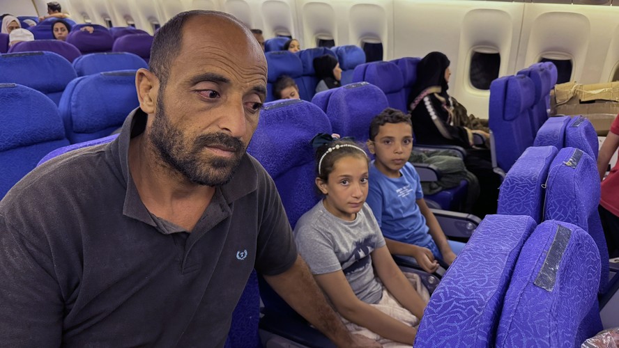 Mqat com dois de seus filhos no voo de retirada para oa Emirados Árabes Unidos