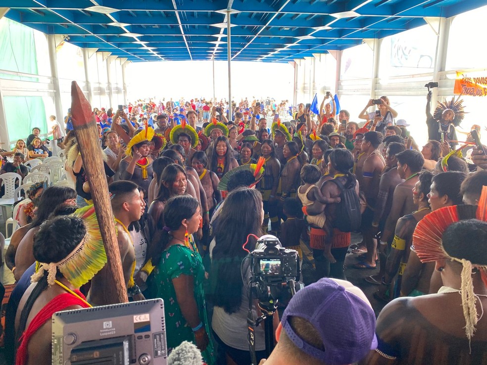 Indigenous people in boats — Photo: Bruno Calixto