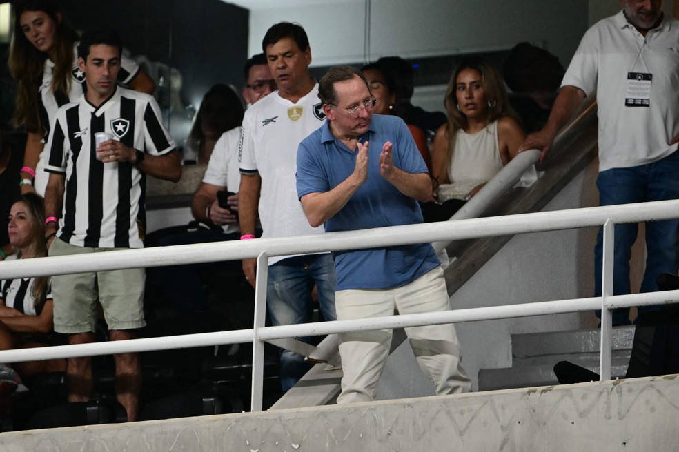 John Textor durante final da Recopa contra o Racing — Foto: Mauro PIMENTEL / AFP