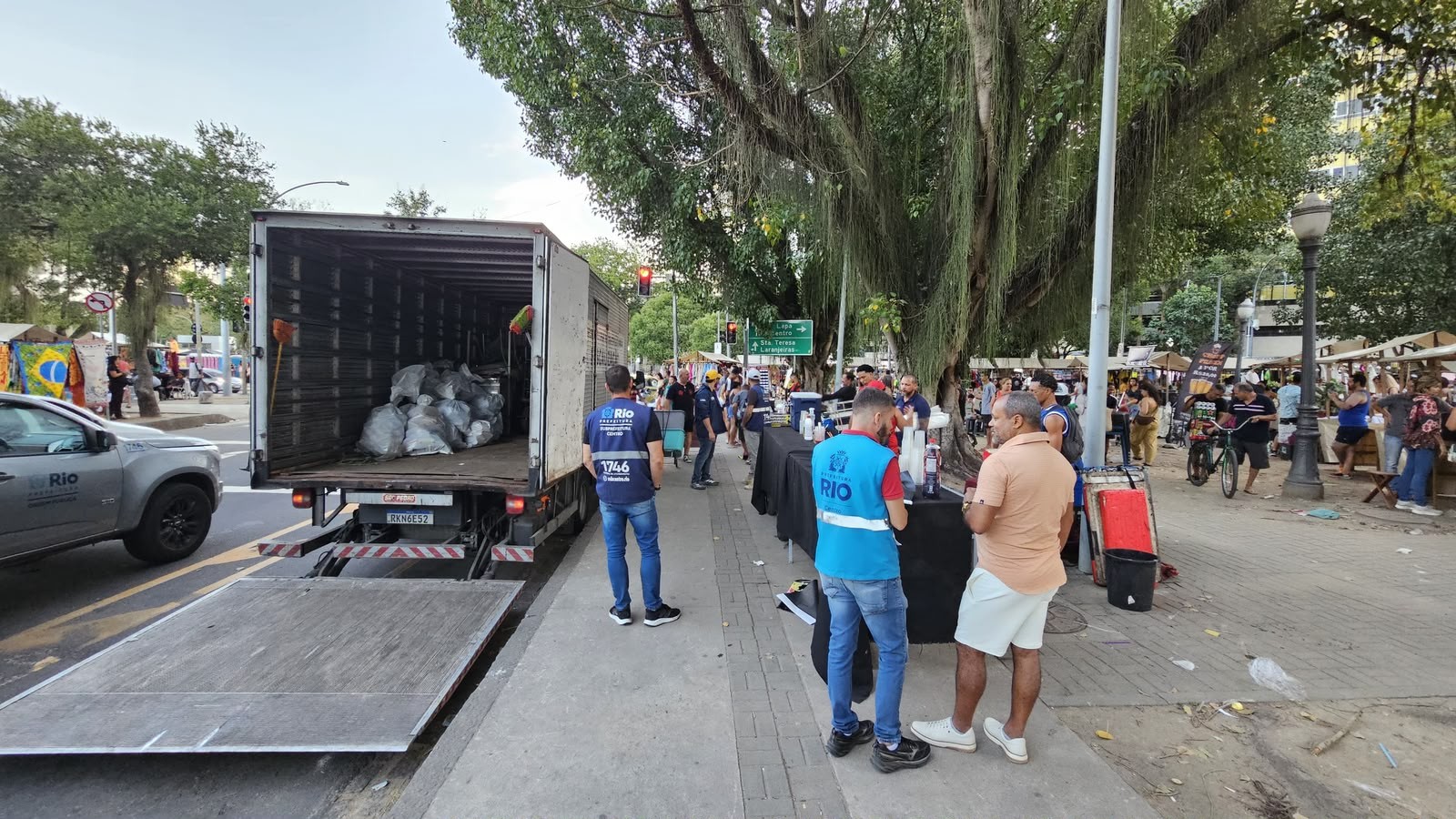 Homem tenta furtar mercadorias apreendidas durante operação na Feira da Glória e acaba detido - QTU Questões do Universo