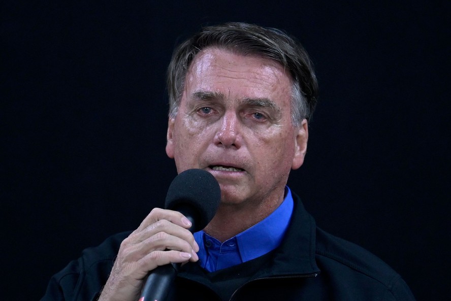 Bolsonaro em visita à Santa Casa de Misericórdia, em Juiz de Fora, onde foi atendido após a facada em ato de campanha em 2018