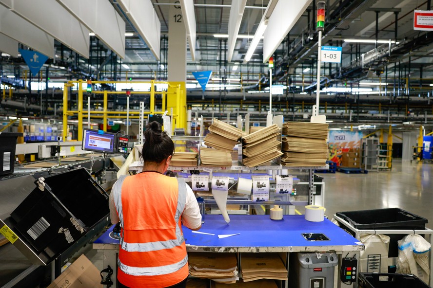 Um trabalhador prepara pedidos no centro de distribuição da Amazon em Dartford, no Reino Unido