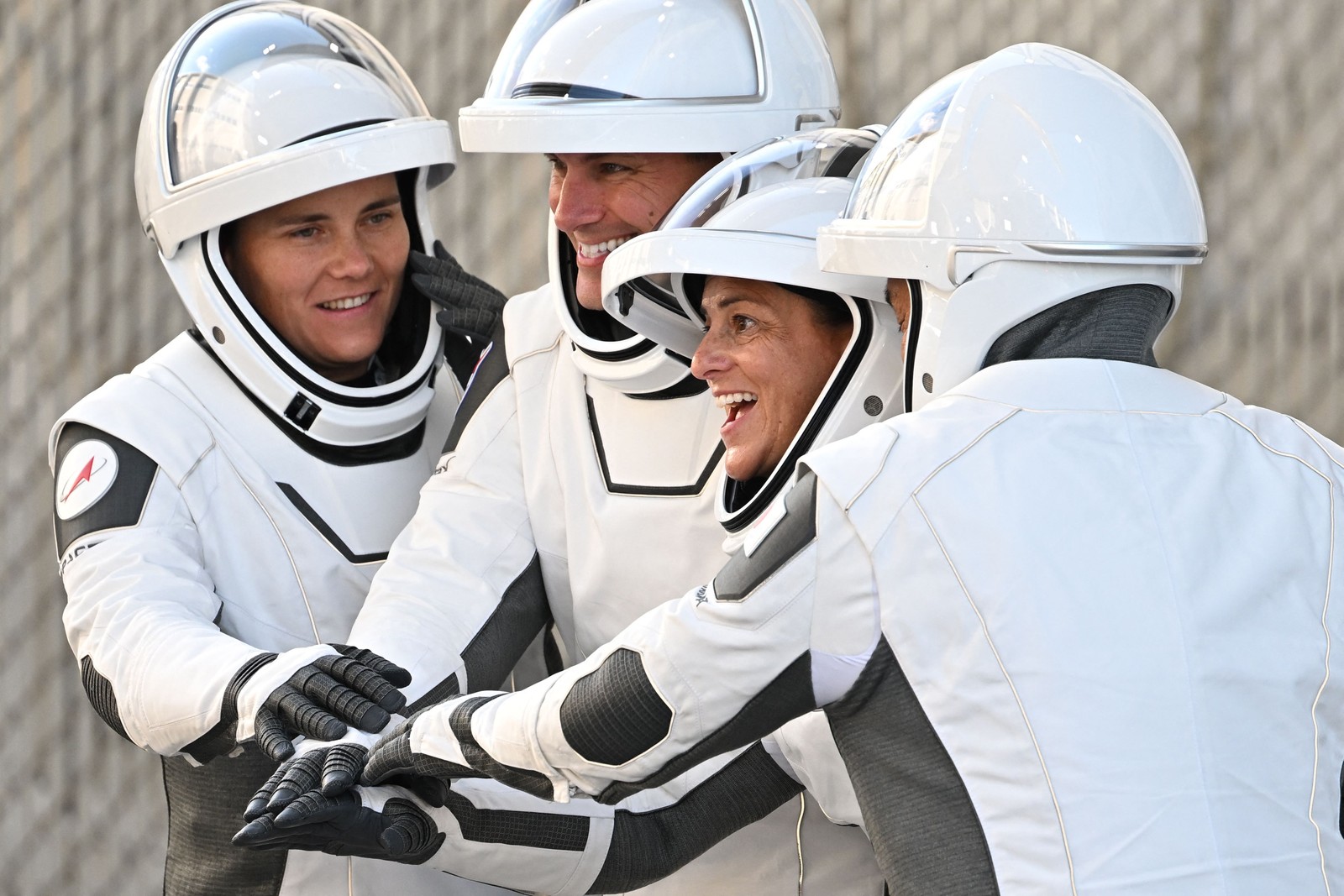 A cosmonauta russa Anna Kikina e os astronautas Josh Cassada e Nicole Mann, da nasa, e o japonês Koichi Wakata chegam para o lançamento do foguete SpaceX Falcon 9, carregando o Crew5 Dragon, no Centro Espacial Kennedy, na Flórida — Foto: JIM WATSON/AFP