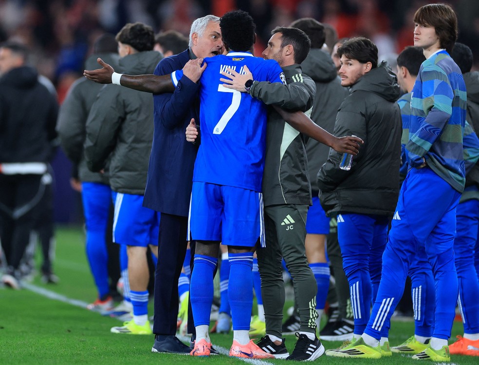 Mourinho discute com Vini Jr. em Benfica x Real Madrid — Foto: PATRICIA DE MELO MOREIRA / AFP