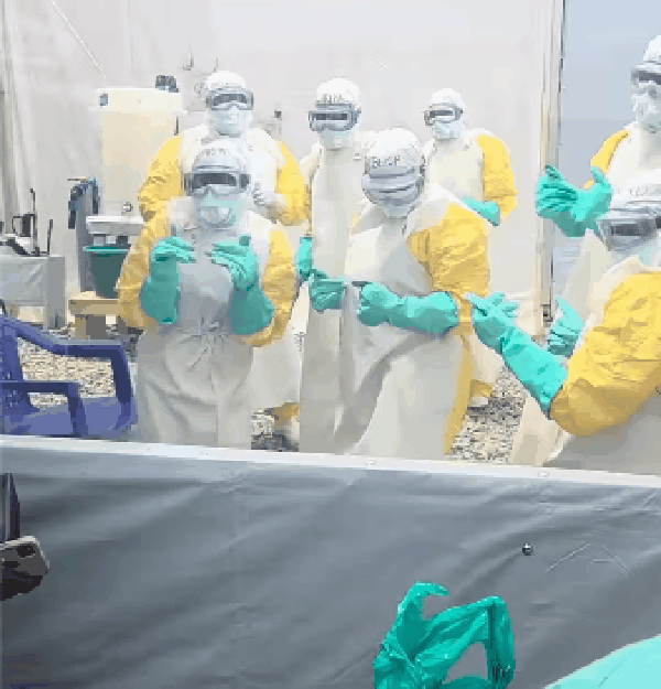 Profissionais de sa&uacute;de celebram com dan&ccedil;a alta de &uacute;ltimo paciente de centro de tratamento de Ebola na RD Congo &mdash; Foto: Reprodu&ccedil;&atilde;o / Instagram / M&eacute;dicos Sem Fronteiras