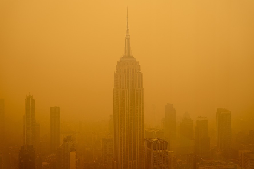 O Empire State Building encoberto pela fumaça dos incêndios no Canadá