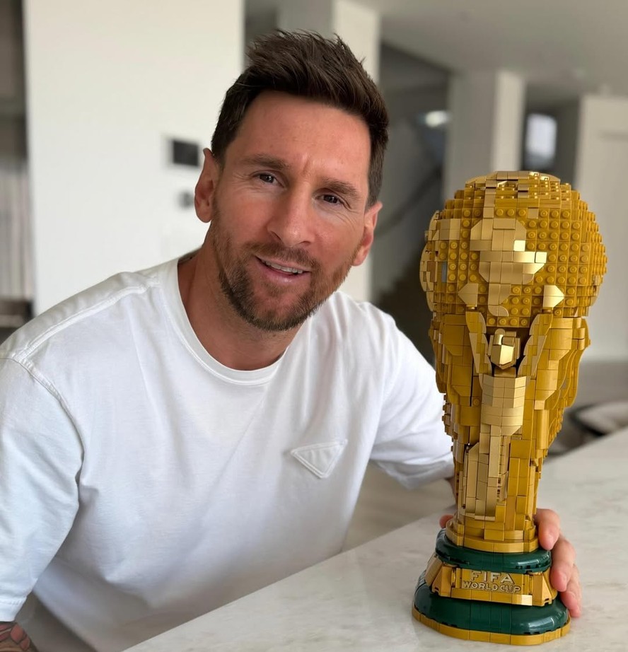 Fome de mais? Lionel Messi posta foto com réplica da taça da Copa do Mundo  feita de lego; brinquedo custa mais de R$ 1,5 mil