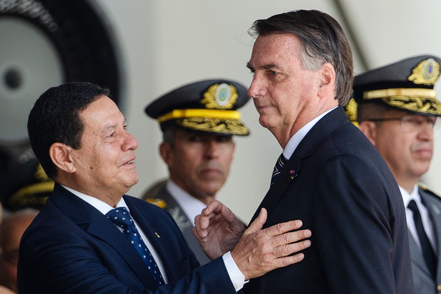 O vice-presidente Hamilton Mourão cumprimenta o presidente Jair Bolsonaro durante cerimônia em Resende