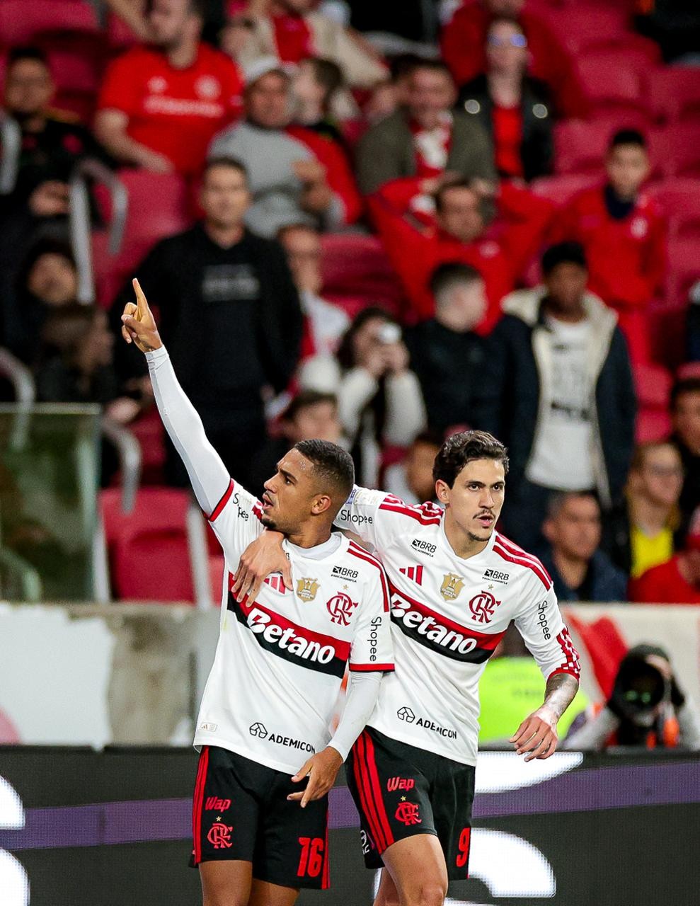 Samuel Lino marca na reta final e livra Flamengo de derrota para o Internacional