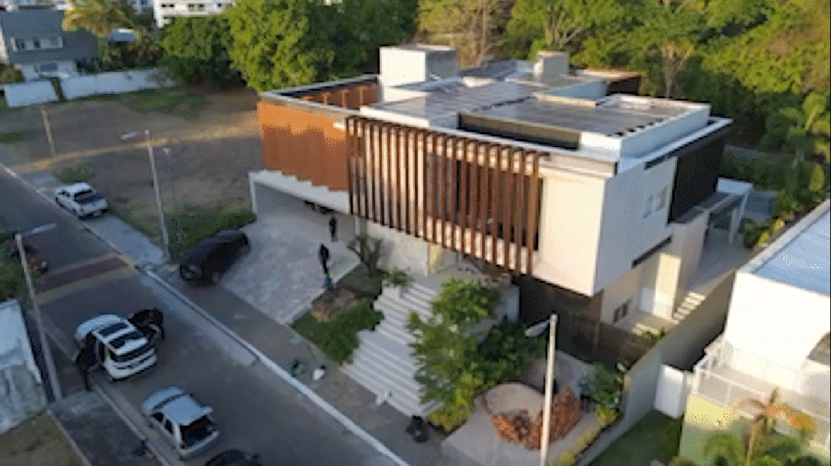 Polícia apreende avião e carros de luxo em operação que investiga lavagem de dinheiro de R$ 5 bilhões do PCC; fotos