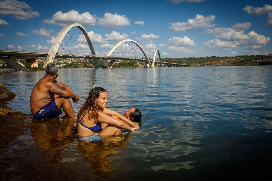 Em Brasília, pessoas buscavam 'refresco' no Lago Paranoá em meio ao calorão que atinge o país