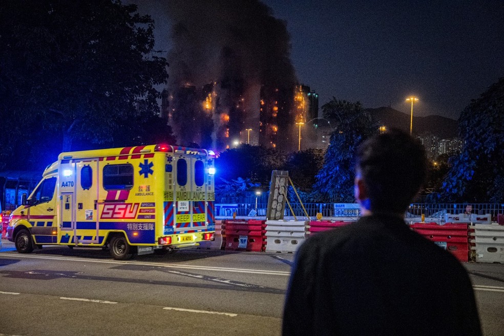 Incêndio de grandes proporções atinge conjunto residencial em Hong Kong — Foto: AFP