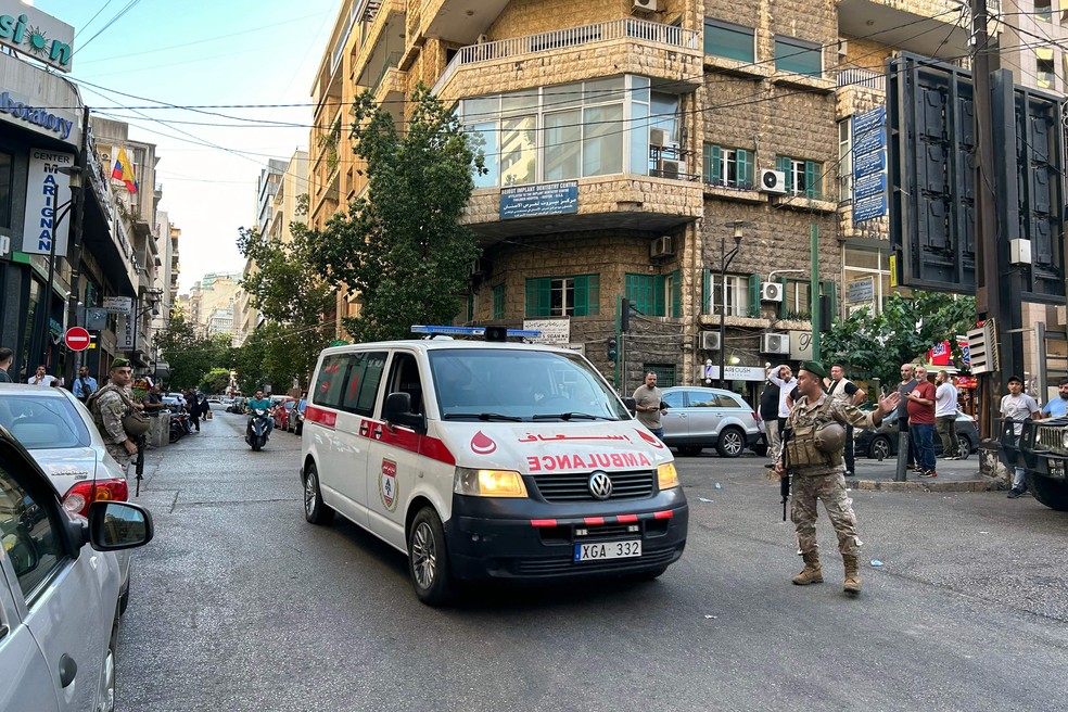 Ambulância com vítima de explosão de pager em Beirute, no Líbano — Foto: Anwar AMRO / AFP