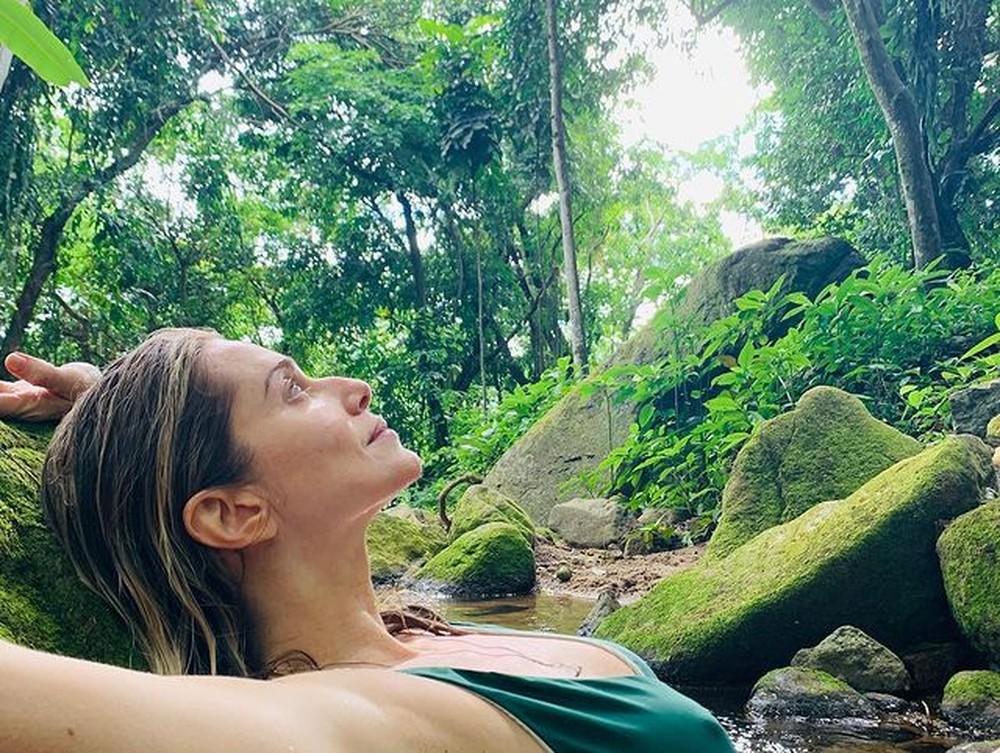 Letícia Spiller celebra o Dia do Meio Ambiente com fotos de biquíni em cachoeira Cuidar para