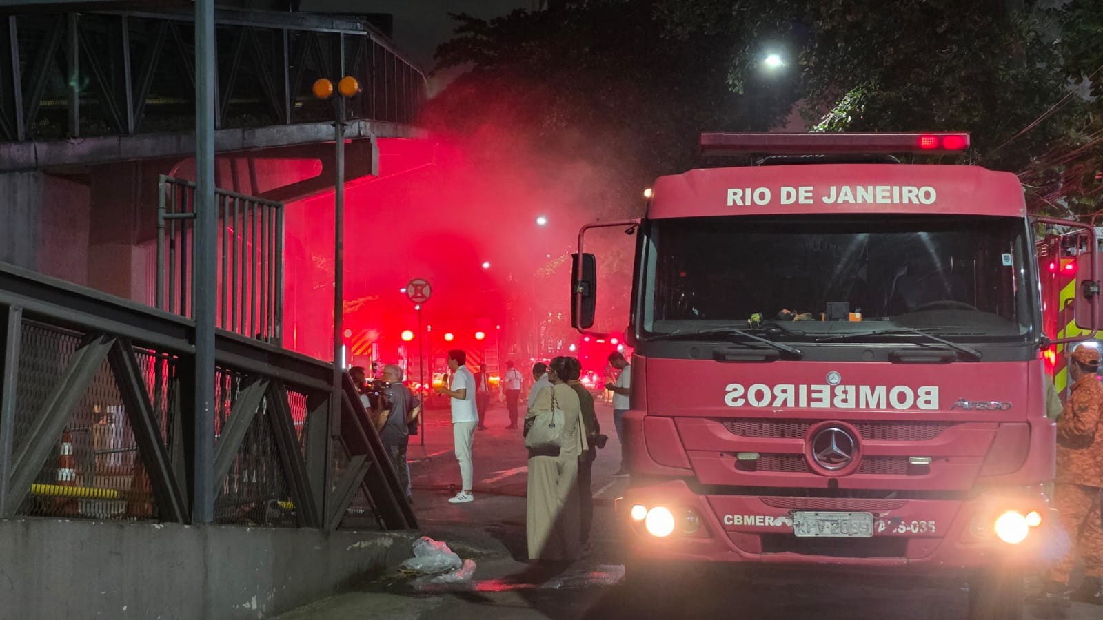 Fumaça saindo do edifício onde funciona o Shopping Tijuca — Foto: Felipe Grinberg