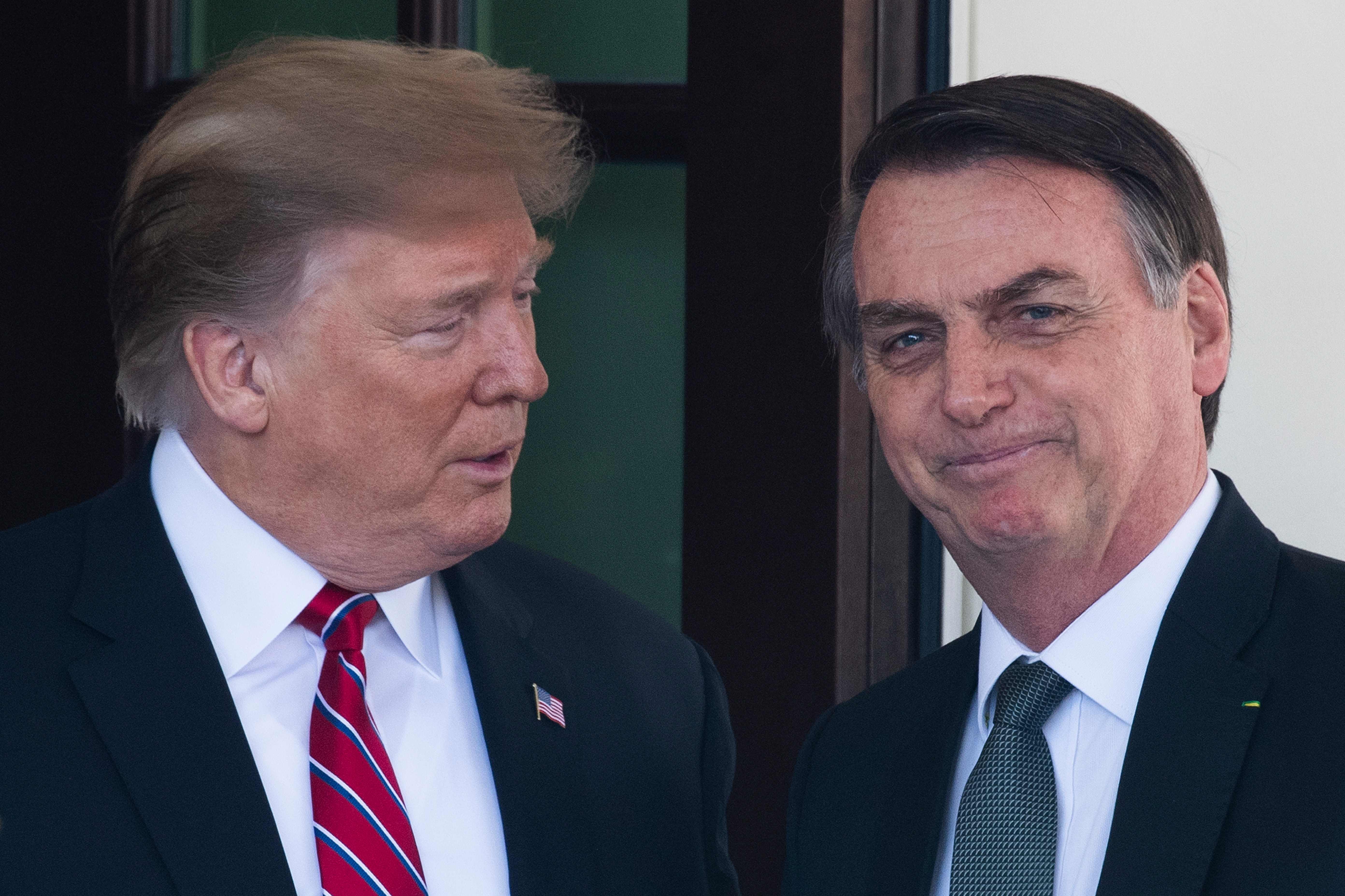 Bolsonaro bajula Trump e sonha com ajuda para anular penas no Brasil