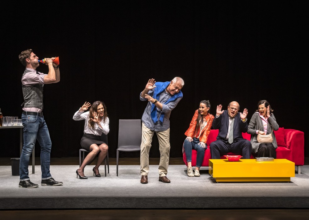 O elenco da peça 'Baixa terapia', com Antonio Fagundes ao centro — Foto: Divulgação/Caio Gallucci