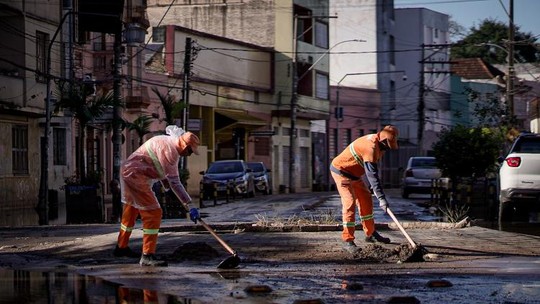 Peixes e animais mortos, ratos,  baratas: moradores de Porto Alegre relatam mau cheiro forte com início do escoamento da água