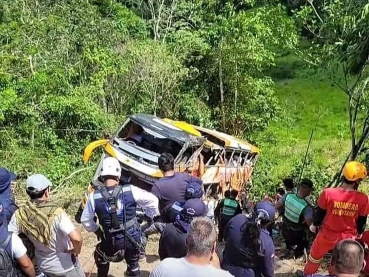 Ônibus que transportava estudantes cai em penhasco e deixa 11 mortos no Peru