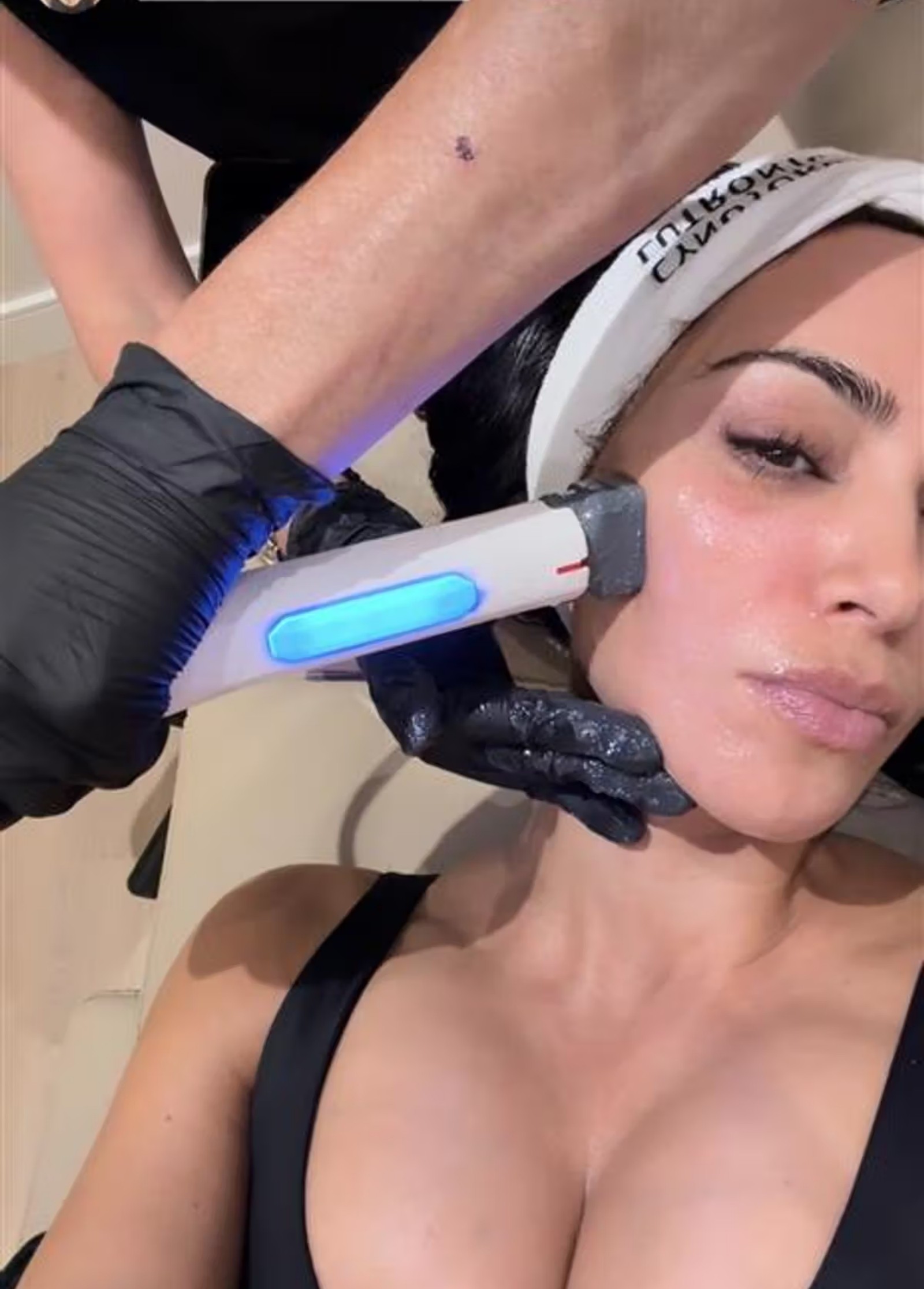 Kim Kardashian aderiu a um novo tratamento de beleza; saiba qual é - QTU Questões do Universo