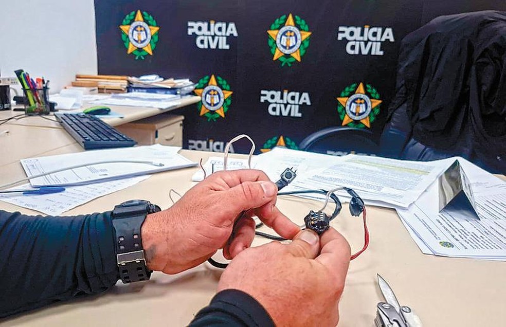 Gambiarra. Peça ligada aos taxímetros multiplicava o valor da corrida — Foto: Reprodução